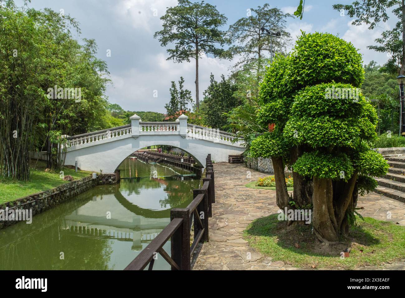 Kuala Lumpur, Malaisie - 4 mars 2018 : passerelle sur le ruisseau qui traverse le jardin botanique de Perdana. Banque D'Images