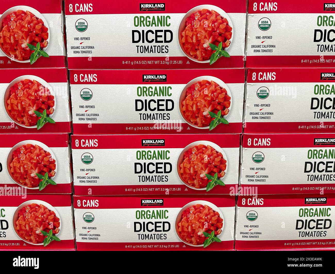 Boîtes de boîtes de tomates en dés biologiques de marque Kirkland Banque D'Images