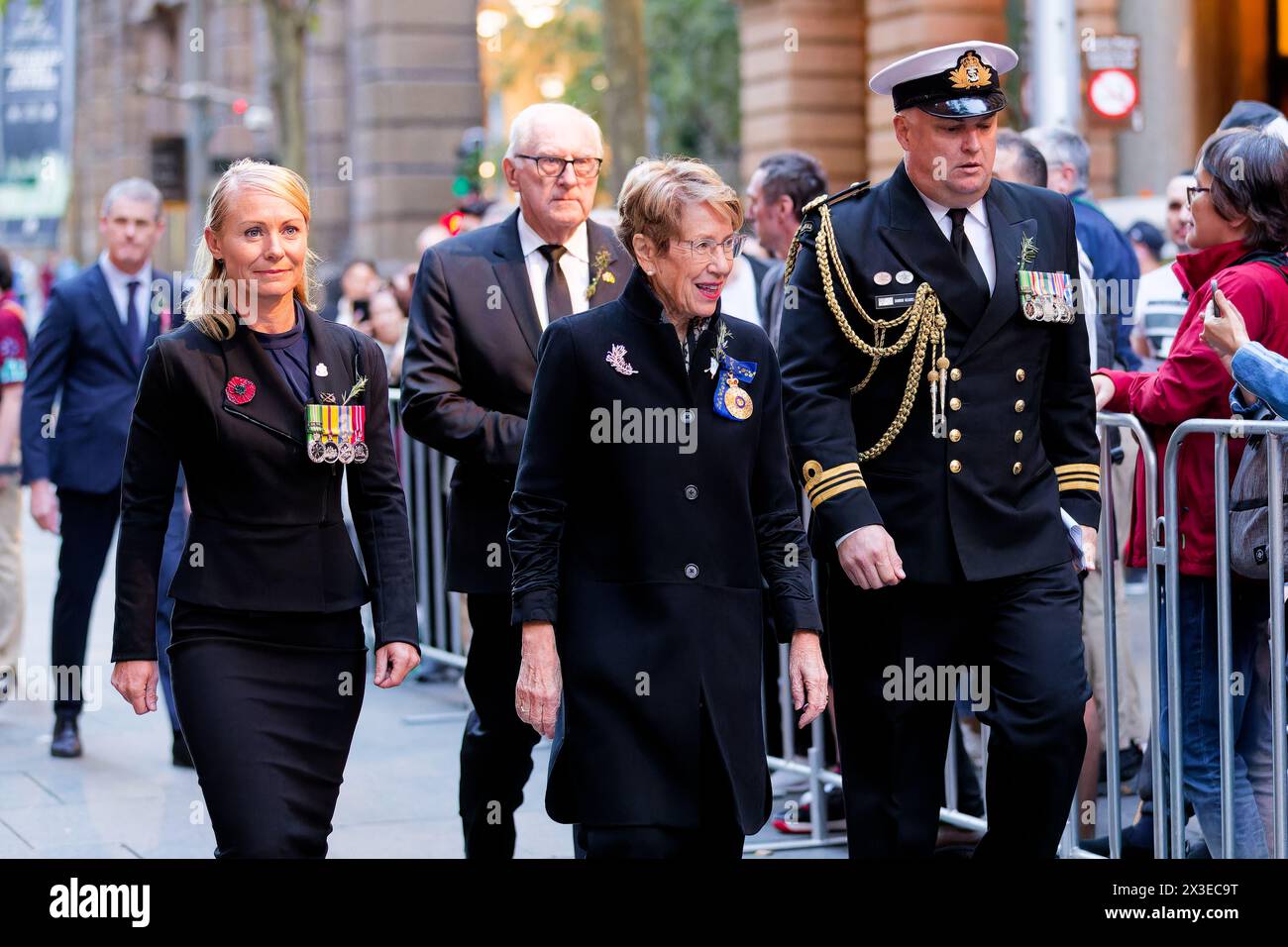 Sydney, Australie. 25 avril 2024. Margaret Beazley AC KC Gouverneur de Nouvelle-Galles du Sud et le Vice-Régal Party arrive pendant le service du coucher de soleil de l'ANZAC Day au cénotaphe Martin place le 25 avril 2024 à Sydney, Australie crédit : IOIO IMAGES/Alamy Live News Banque D'Images