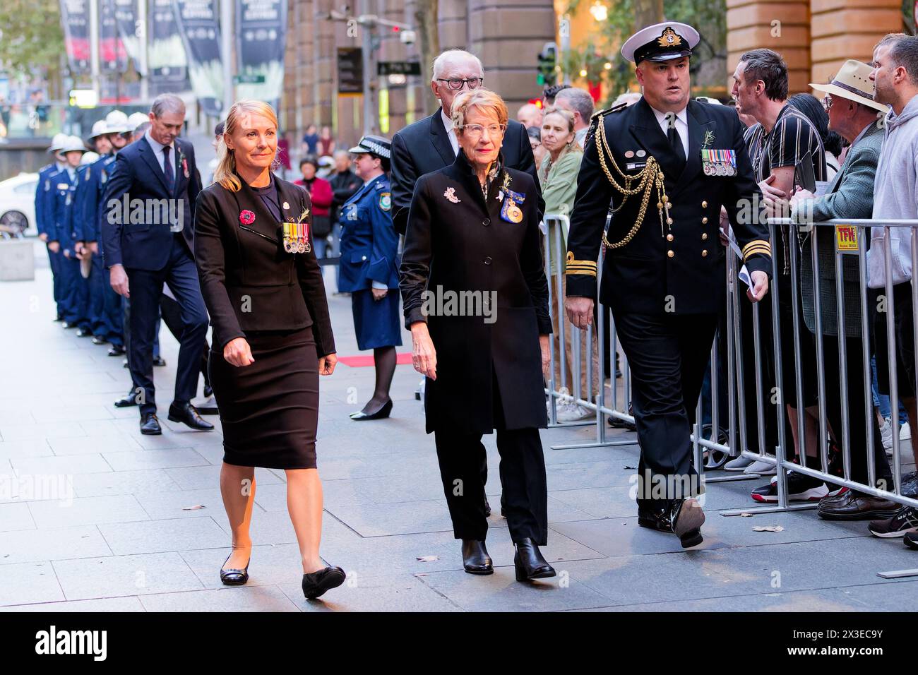 Sydney, Australie. 25 avril 2024. Margaret Beazley AC KC Gouverneur de Nouvelle-Galles du Sud et le Vice-Régal Party arrive pendant le service du coucher de soleil de l'ANZAC Day au cénotaphe Martin place le 25 avril 2024 à Sydney, Australie crédit : IOIO IMAGES/Alamy Live News Banque D'Images