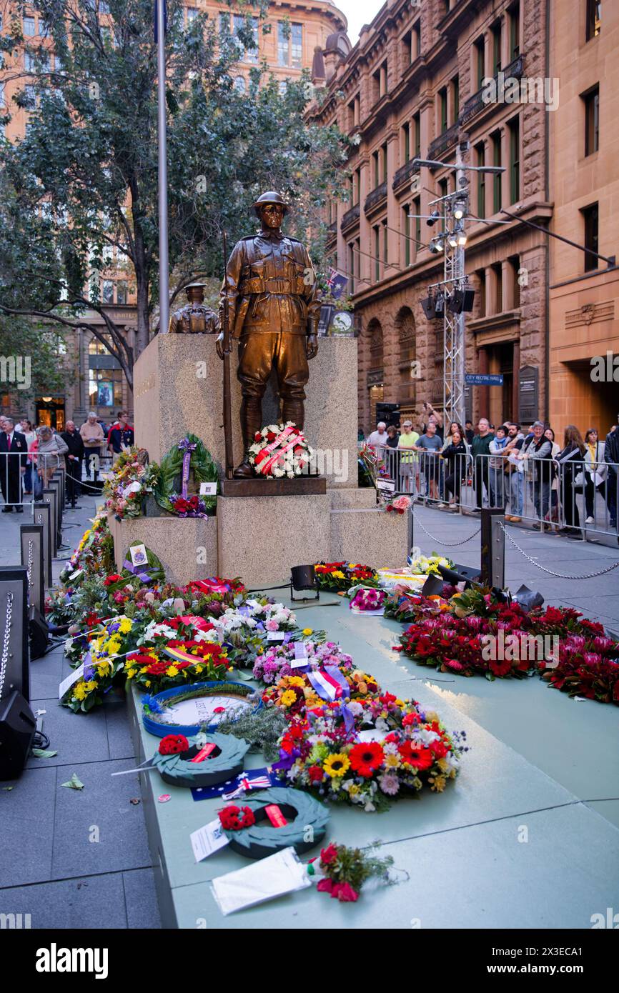 Sydney, Australie. 25 avril 2024. Vue générale du cénotaphe Martin place avant le service du coucher du soleil de l'ANZAC au cénotaphe Martin place le 25 avril 2024 à Sydney, Australie crédit : IOIO IMAGES/Alamy Live News Banque D'Images