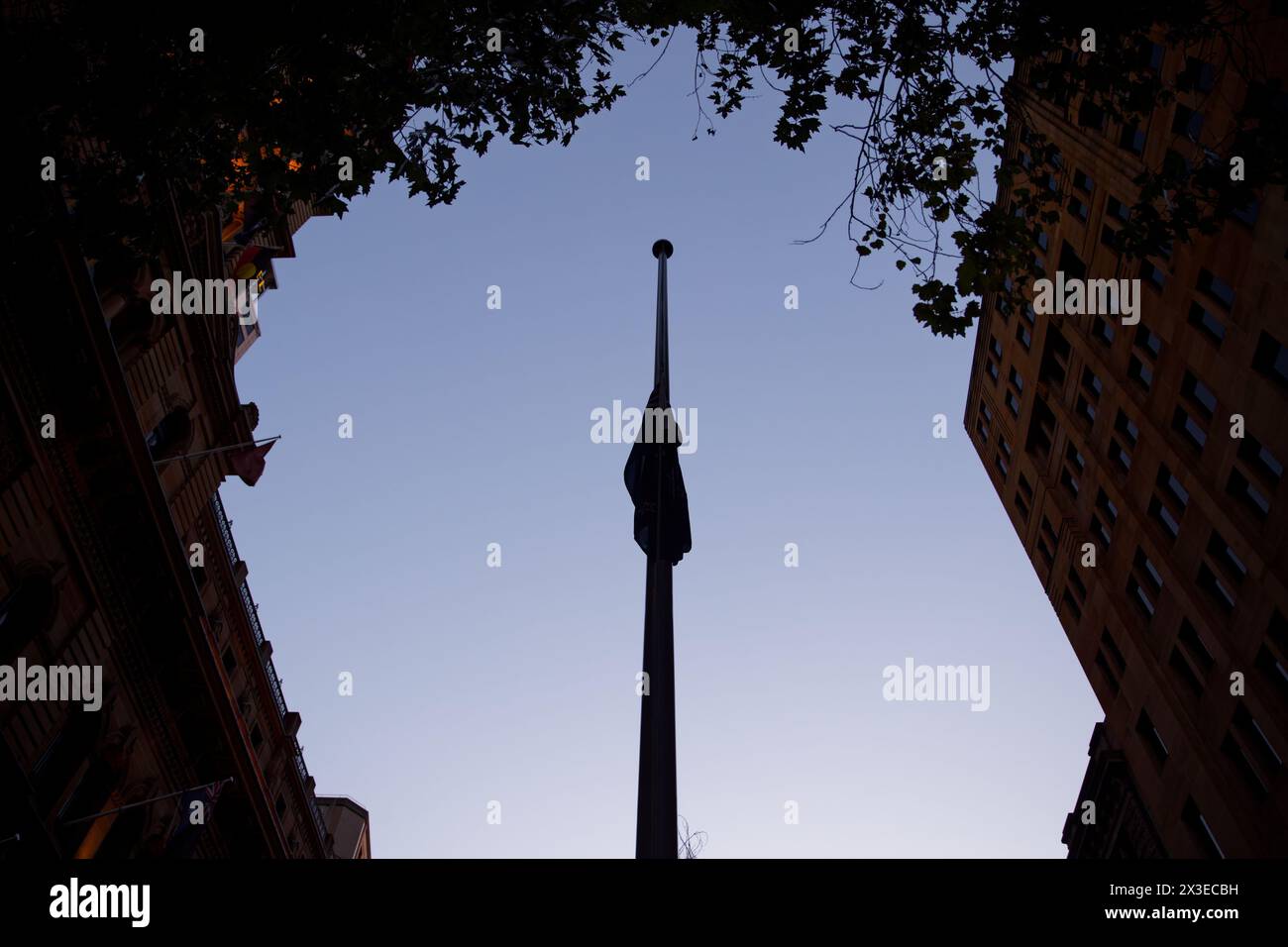 Sydney, Australie. 25 avril 2024. Le drapeau australien est abaissé lors du service de coucher de soleil de l'ANZAC Day au cénotaphe Martin place le 25 avril 2024 à Sydney, Australie crédit : IOIO IMAGES/Alamy Live News Banque D'Images