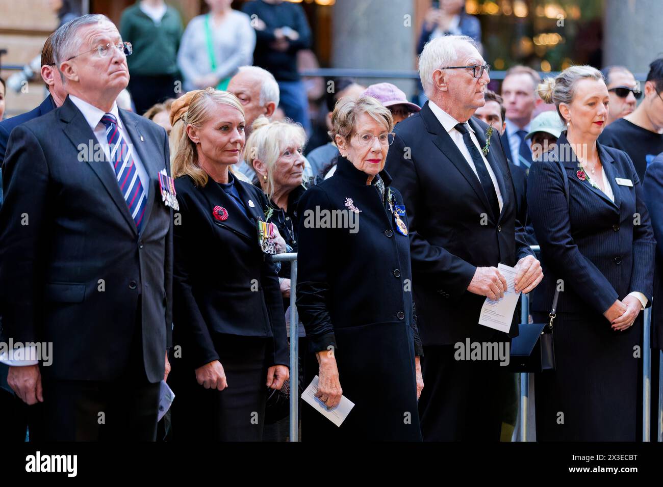 Sydney, Australie. 25 avril 2024. Margaret Beazley AC KC Gouverneur de Nouvelle-Galles du Sud et le Vice-Régal Party se tiennent devant le cénotaphe pendant le service du coucher de soleil de l'ANZAC Day au cénotaphe Martin place le 25 avril 2024 à Sydney, Australie crédit : IOIO IMAGES/Alamy Live News Banque D'Images