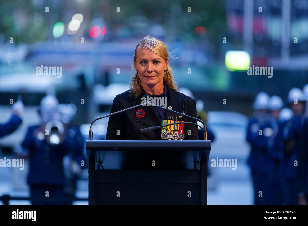 Sydney, Australie. 25 avril 2024. Sarah Watson RSL NSW Directrice prononce un discours lors du service de coucher de soleil de l'ANZAC Day au cénotaphe Martin place le 25 avril 2024 à Sydney, Australie crédit : IOIO IMAGES/Alamy Live News Banque D'Images