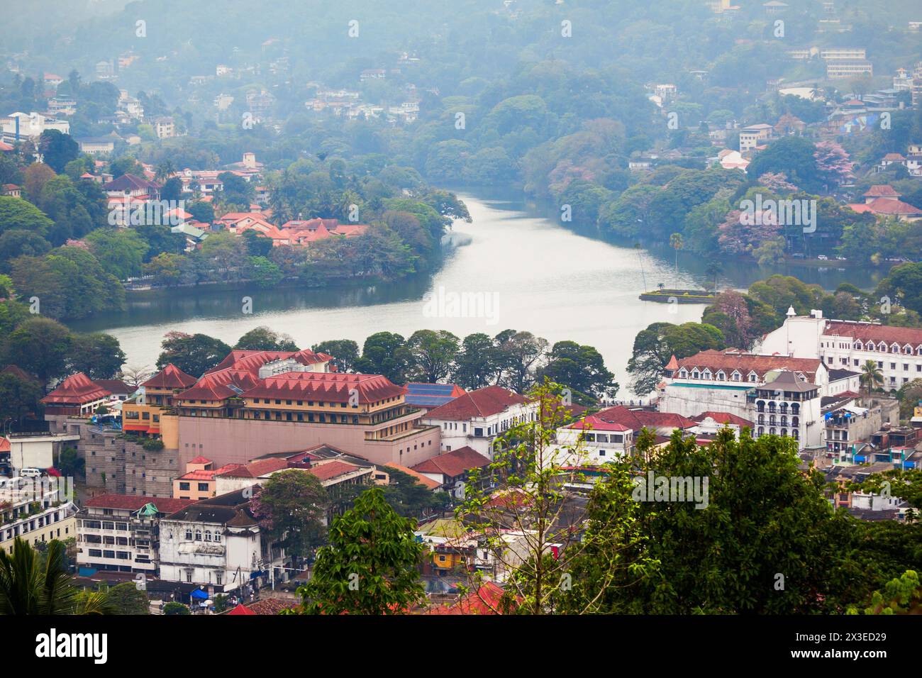 Lac de Kandy et vue panoramique aérienne de la ville de Kandy depuis le point de vue de la ville de Kandy, au Sri Lanka Banque D'Images