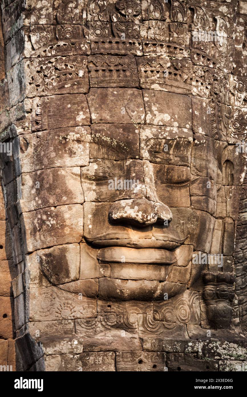 Visages de pierre au temple Bayon. Bayon est un célèbre temple Khmer à Angkor au Cambodge. Banque D'Images