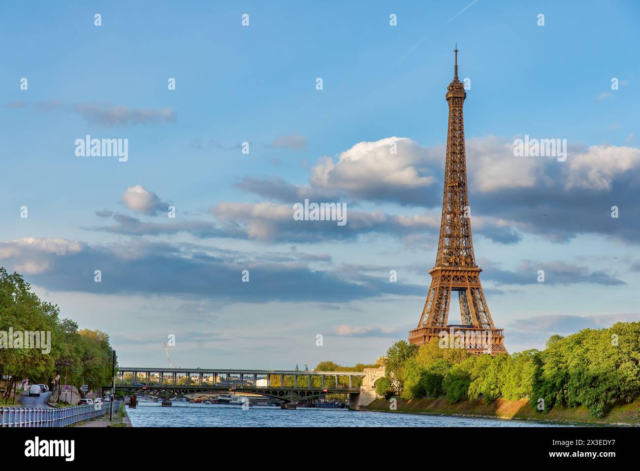 Paisible jour de printemps : panorama de la Seine avec Tour Eiffel et pont Bir Hakeim Banque D'Images