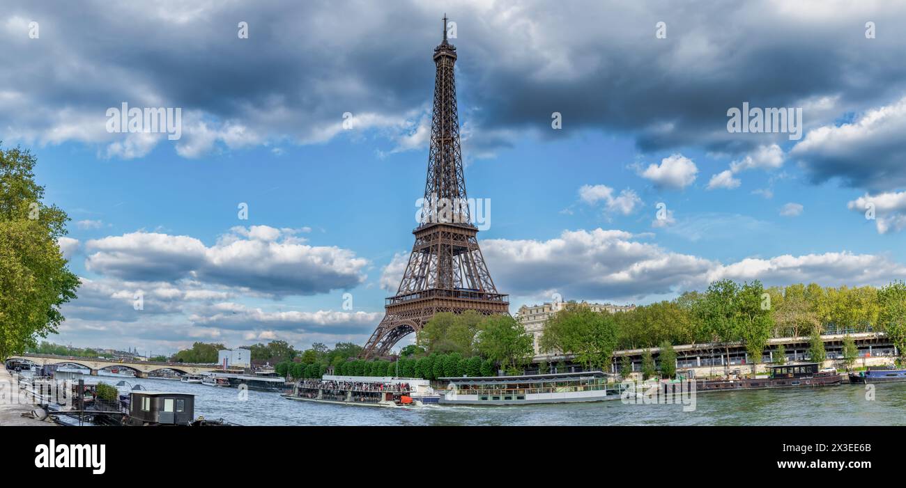 Tour Eiffel Paris paysage : scène printanière de la Seine. Banque D'Images
