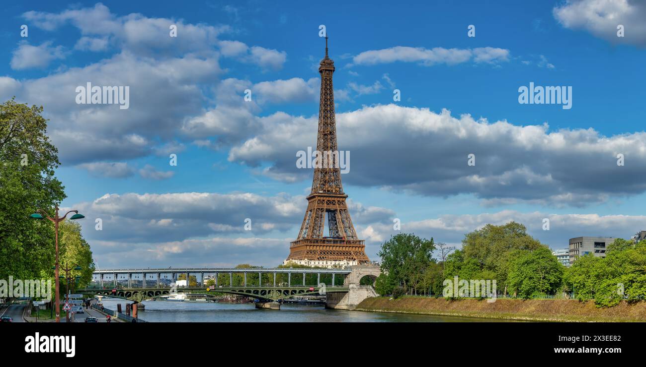 Printemps sérénité : Tour Eiffel et Seine à Paris Banque D'Images