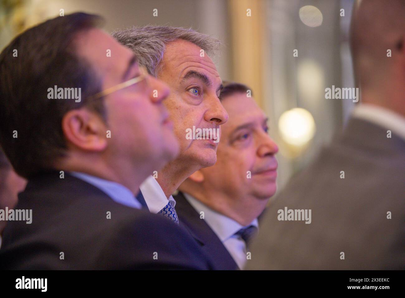 José Luis Rodríguez Zapatero (C), ancien président du gouvernement espagnol lors d'un petit déjeuner informatif. Miguel Ángel Moratinos, Secrétaire général adjoint et Haut Représentant de l’Alliance des civilisations des Nations Unies, a participé ce matin à un petit déjeuner informatif organisé par Nueva Economia Forum à l’hôtel Ritz de Madrid. (Photo de David Canales / SOPA images/SIPA USA) Banque D'Images