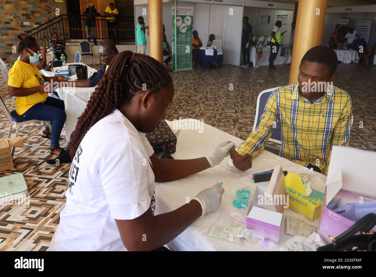 Accra, Ghana. 25 avril 2024. Un homme reçoit un test de dépistage du paludisme lors d'un événement marquant la Journée mondiale contre le paludisme à Accra, au Ghana, le 25 avril 2024. POUR ALLER AVEC 'Ghana vise à réduire les décès dus au paludisme de 90 pct d'ici 2028' crédit : Seth/Xinhua/Alamy Live News Banque D'Images