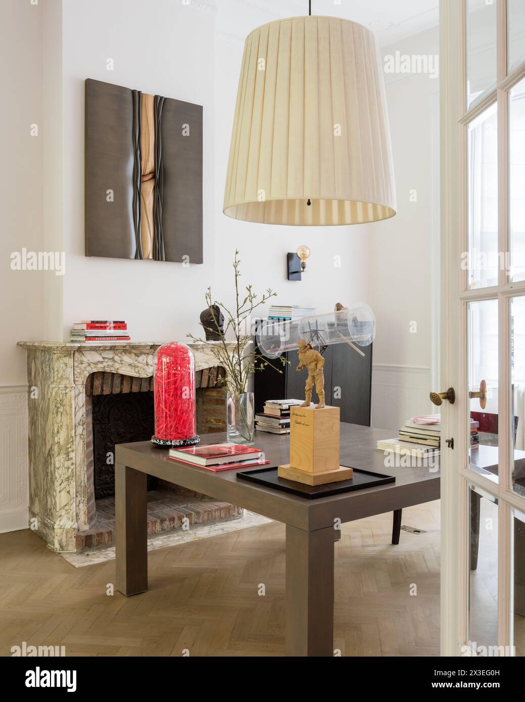 Grand pendentif au-dessus de la table avec figurine dans un élégant appartement de Bruxelles, Belgique, Europe Banque D'Images