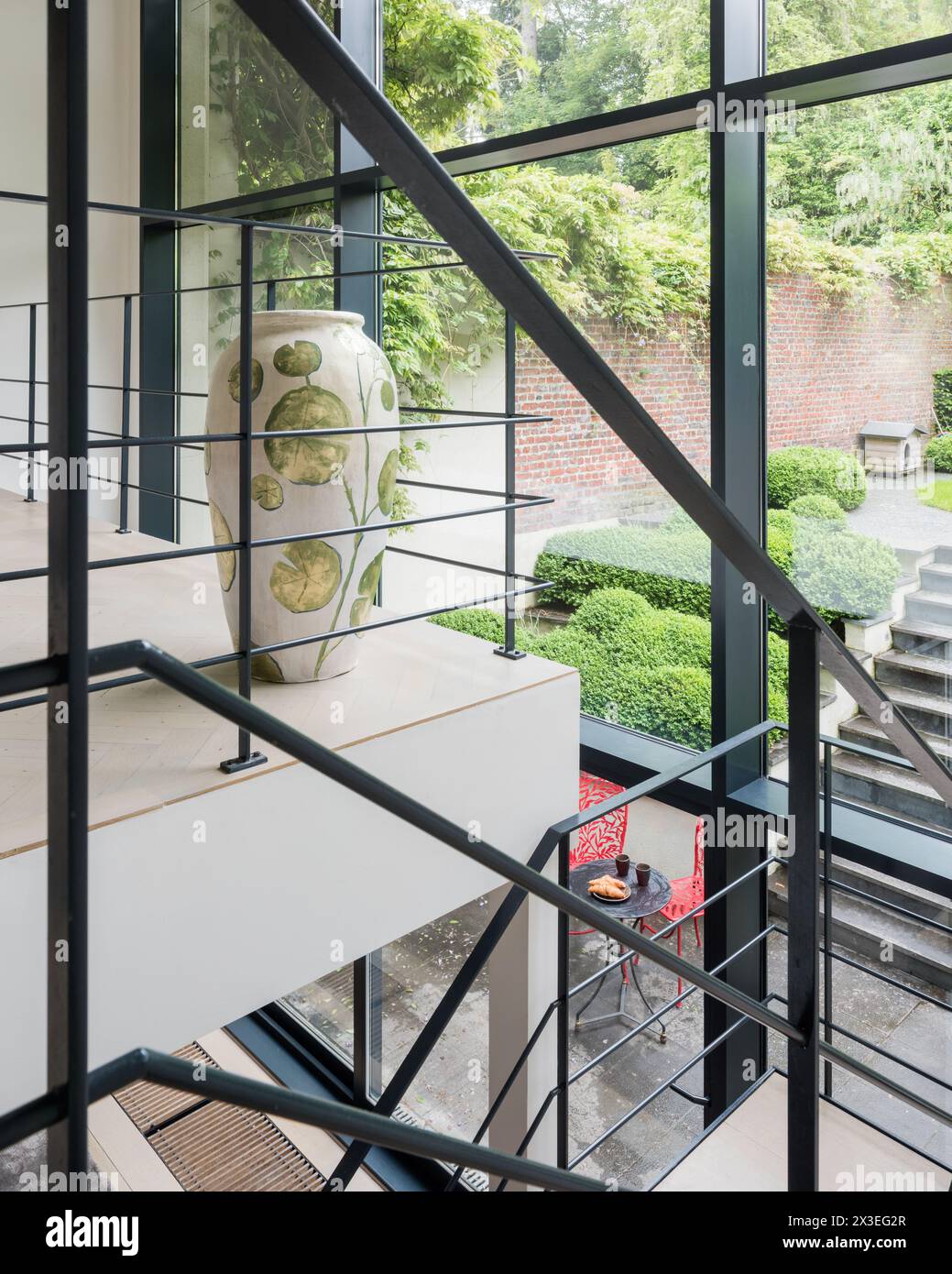 Vase en céramique sur la cage d'escalier dans un élégant appartement de Bruxelles, Belgique, Europe Banque D'Images