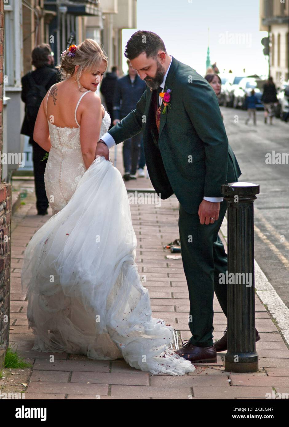 La robe d'une mariée est crasseuse dans une rue de Brighton Banque D'Images