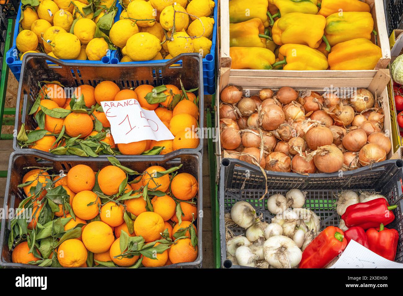 Agrumes et légumes en vente sur un marché Banque D'Images