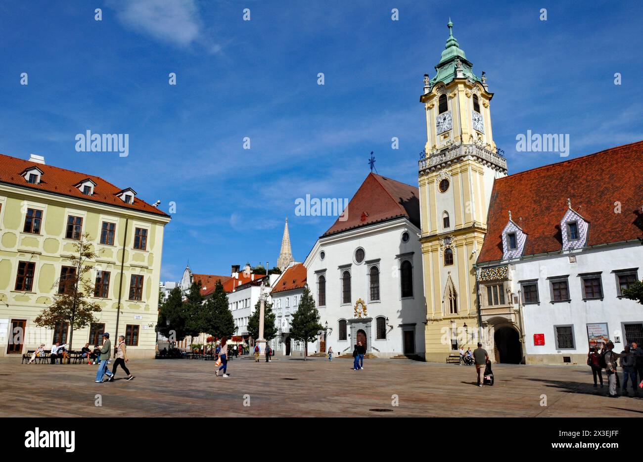 Les bâtiments historiques de la place principale de Bratislava comprennent l''ancien hôtel de ville et l''église jésuite. Banque D'Images