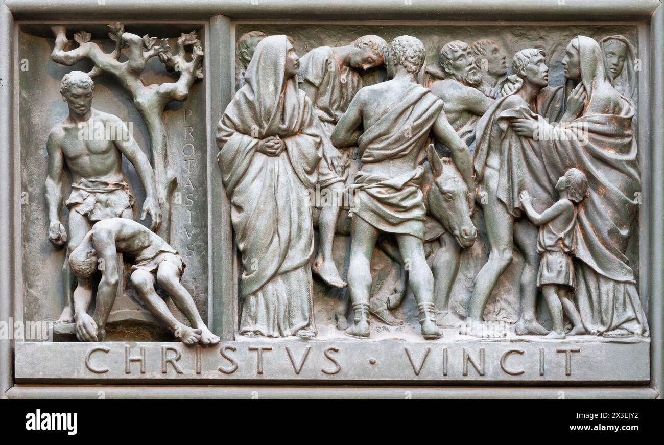 MILAN, ITALIE - 16 SEPTEMBRE 2024 : le relief du martyre de équipé Protasius sur la porte de bronze de la cathédrale - Duomo par Arrigo Minerbi (1937 - 1948) Banque D'Images