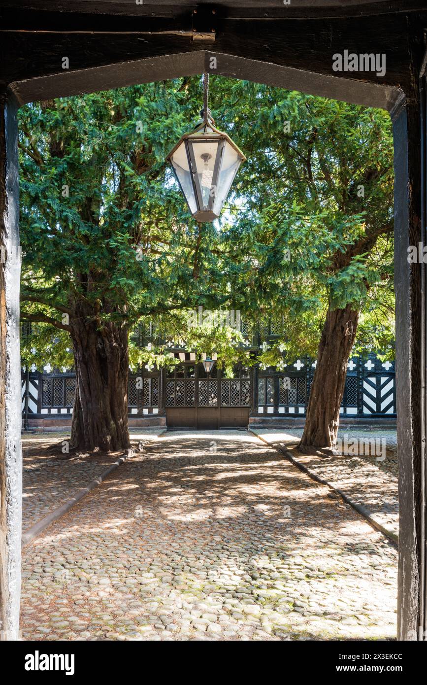 Vue à travers la grande porte de la cour à Speke Hall, Grade I classé National Trust Tudor Manor House, Liverpool, Angleterre, Royaume-Uni. Banque D'Images