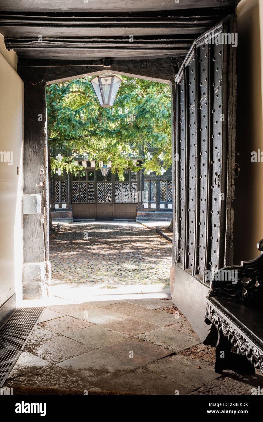 Vue à travers la grande porte de la cour à Speke Hall, Grade I classé National Trust Tudor Manor House, Liverpool, Angleterre, Royaume-Uni. Banque D'Images