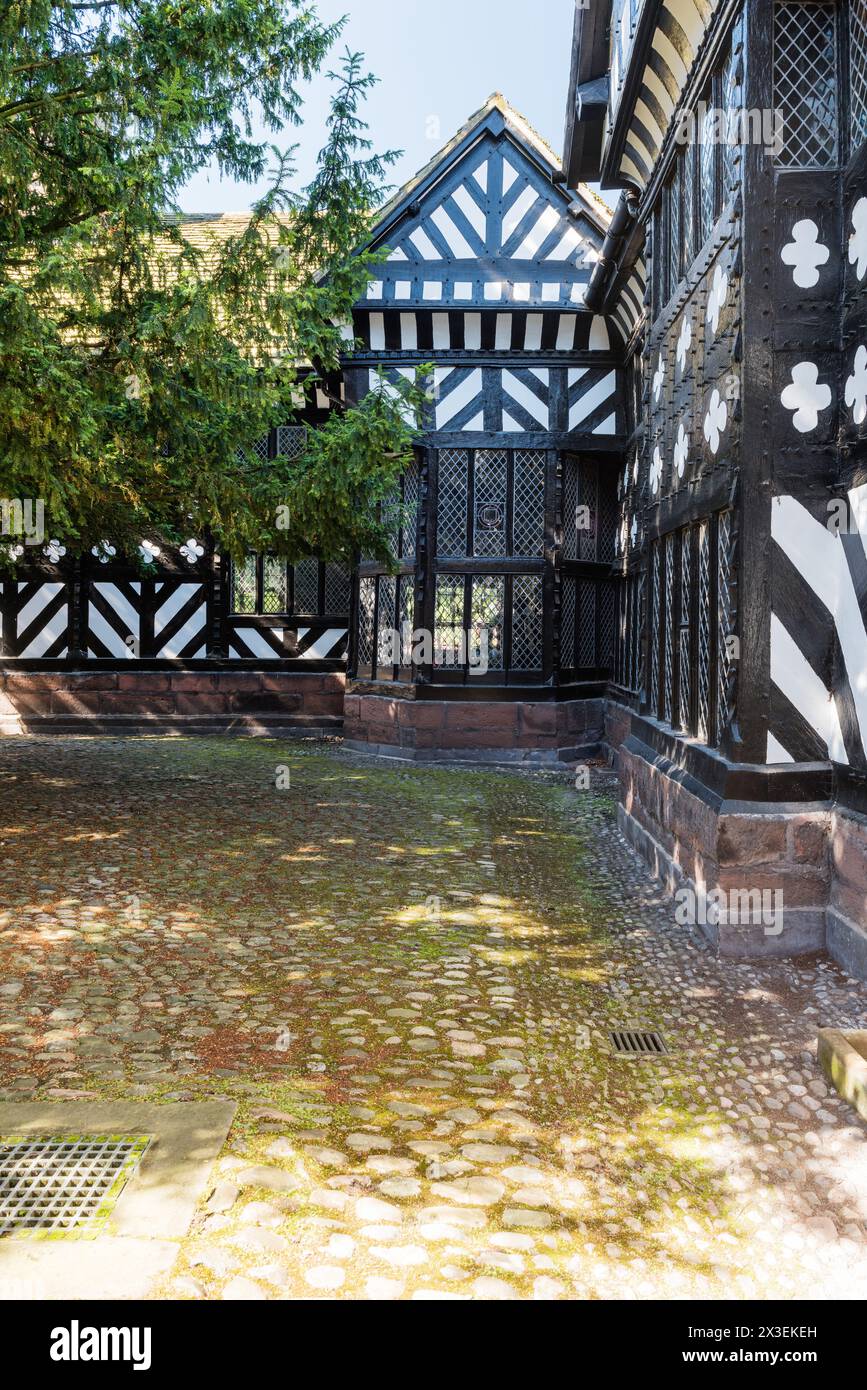 Extérieur décoratif Wattle-and-Daub au Speke Hall, Grade I Listed National Trust Tudor Manor House, Liverpool, Angleterre, Royaume-Uni. Banque D'Images