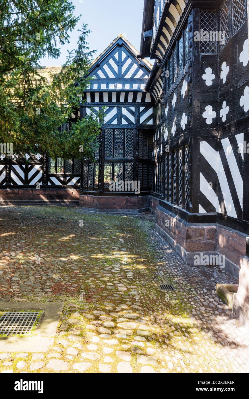 Extérieur décoratif Wattle-and-Daub au Speke Hall, Grade I Listed National Trust Tudor Manor House, Liverpool, Angleterre, Royaume-Uni. Banque D'Images