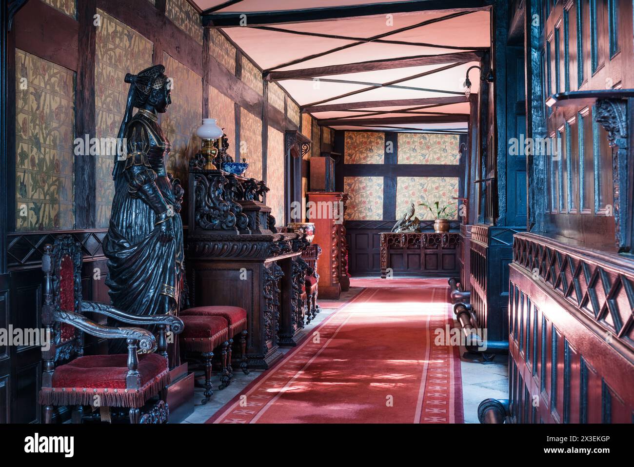 Statue en bois sculpté dans le couloir de Speke Hall, Grade I classé National Trust Tudor Manor House, Liverpool, Angleterre, Royaume-Uni. Banque D'Images