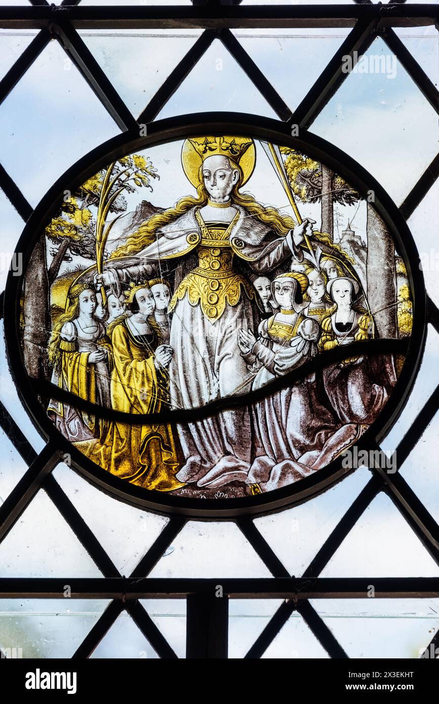 Verre teinté rond dans la fenêtre plombée à Speke Hall, Grade I Listed National Trust Tudor Manor House, Liverpool, Angleterre, Royaume-Uni. Banque D'Images