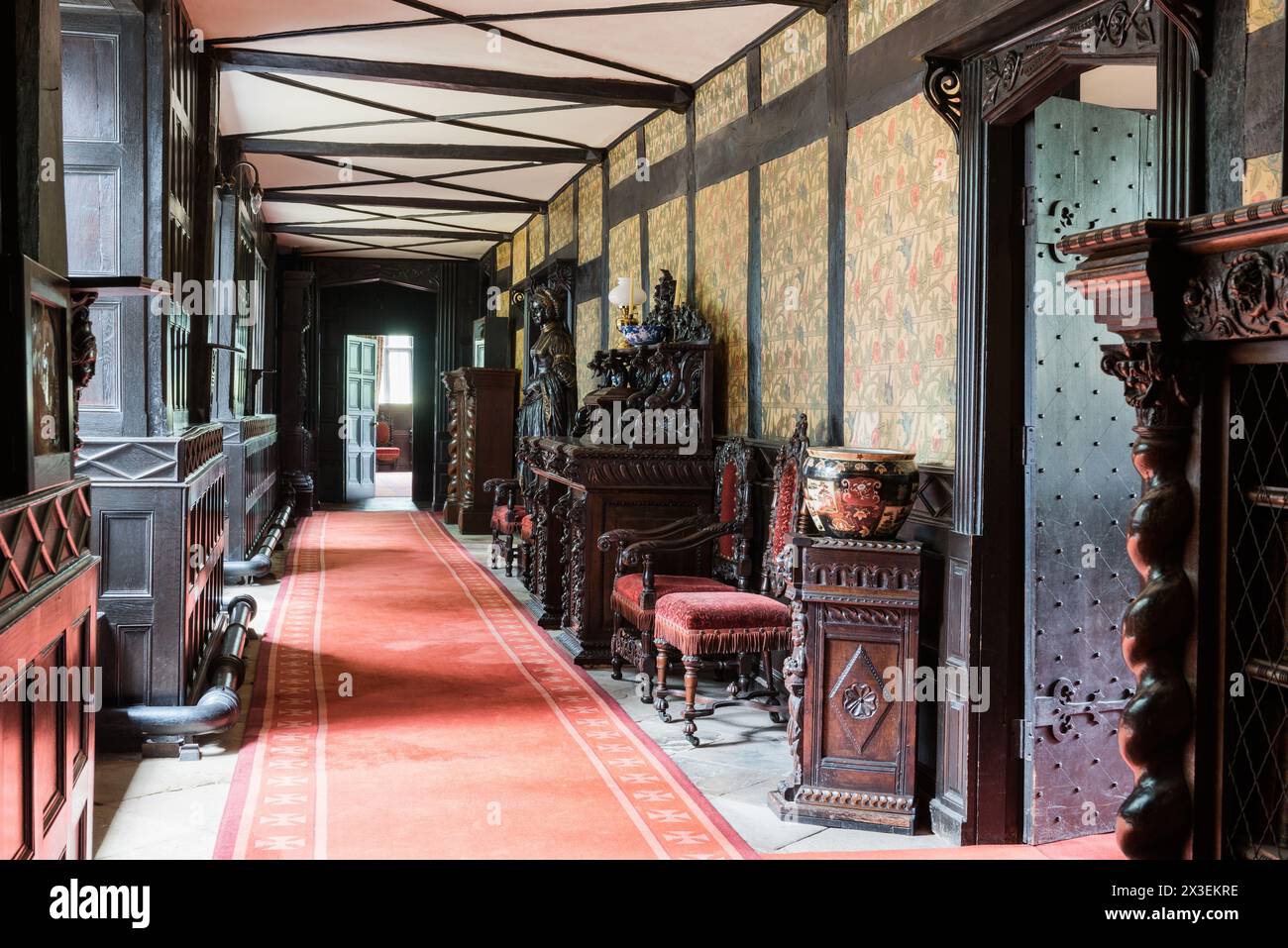 Couloir en bois à Speke Hall, Grade I Listed National Trust Tudor Manor House, Liverpool, Angleterre, Royaume-Uni. Banque D'Images