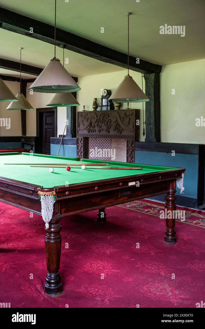 Abat-jour suspendus au-dessus de la table de billard à Speke Hall, Grade I Listed National Trust Tudor Manor House, Liverpool, Angleterre, Royaume-Uni. Banque D'Images