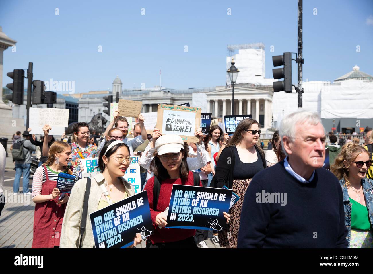 Les participants se rassemblent pour les personnes touchées par des troubles de l'alimentation dans/autour de Trafalgar Square, Londres. Banque D'Images