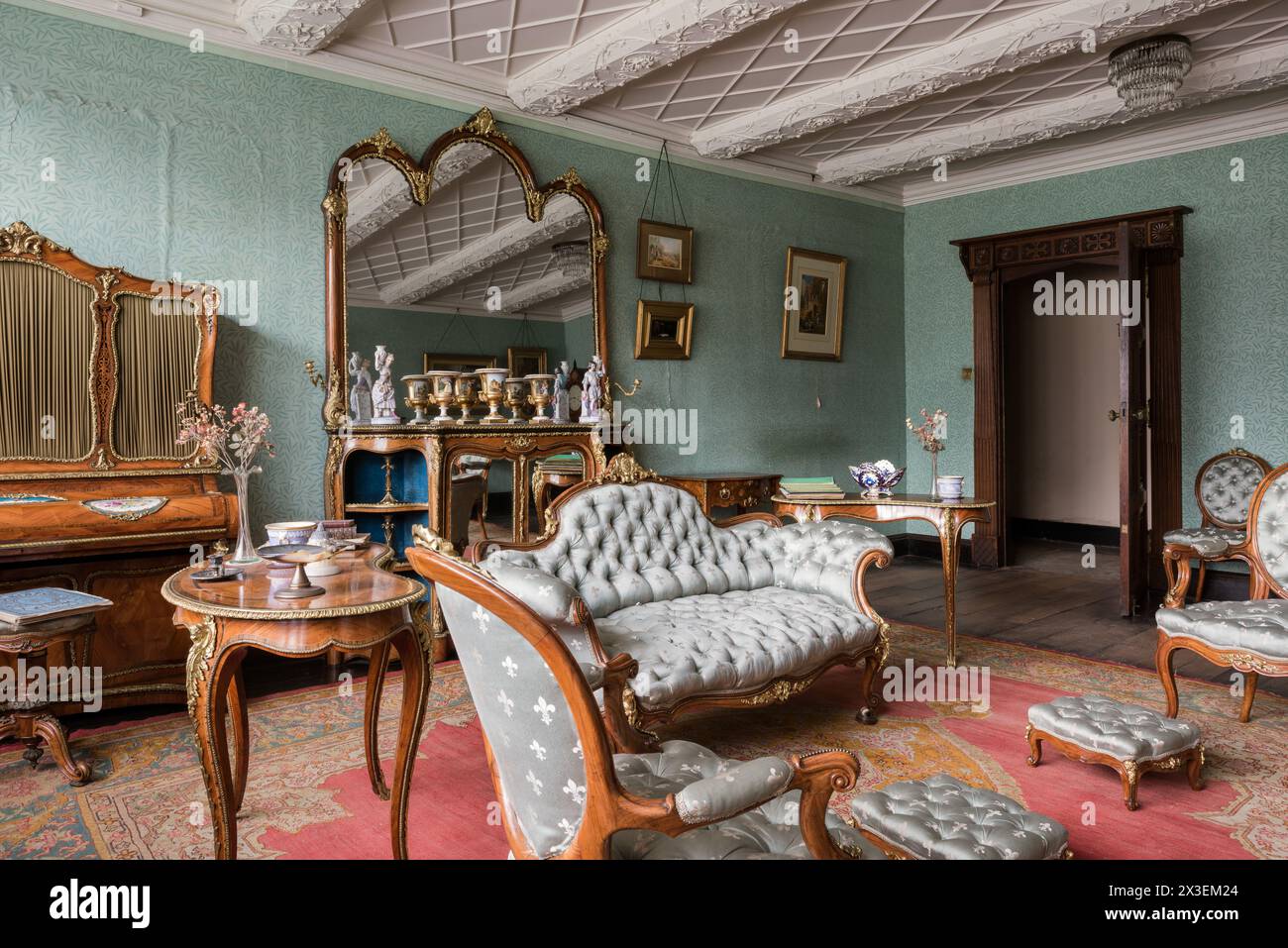 Meubles anciens dans le salon à Speke Hall, Grade I listé National Trust Tudor Manor House, Liverpool, Angleterre, Royaume-Uni. Banque D'Images
