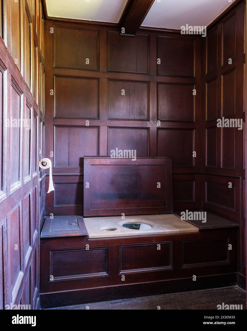 Old fashioned Thunderbox dans Speke Hall, Grade I classé National Trust Tudor Manor House, Liverpool, Angleterre, Royaume-Uni. Banque D'Images