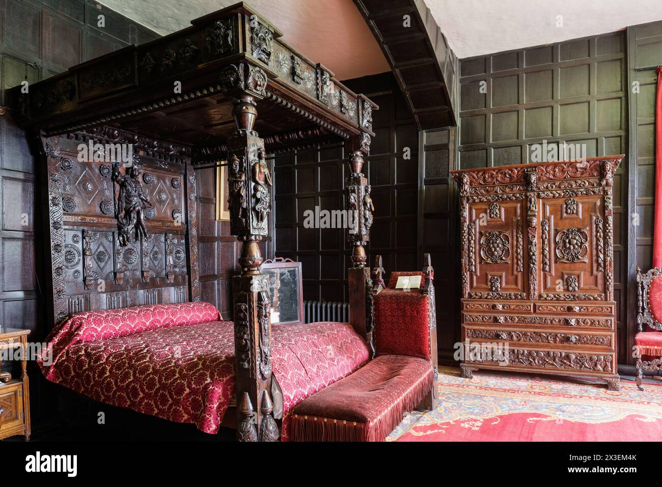 Lit historique à quatre postes et armoire dans Speke Hall, Grade I classé National Trust Tudor Manor House, Liverpool, Angleterre, Royaume-Uni. Banque D'Images