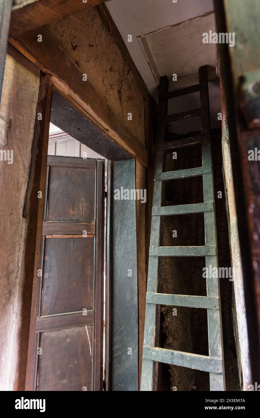 Échelle d'accès au grenier dans Speke Hall, Grade I classé National Trust Tudor Manor House, Liverpool, Angleterre, Royaume-Uni. Banque D'Images