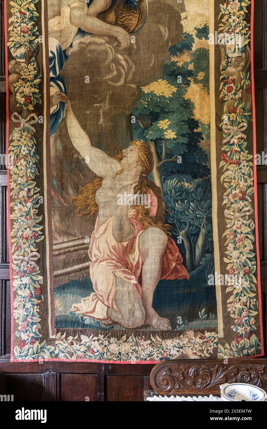 Antique accrochage mural dans Speke Hall, Grade I listé National Trust Tudor Manor House, Liverpool, Angleterre, Royaume-Uni. Banque D'Images