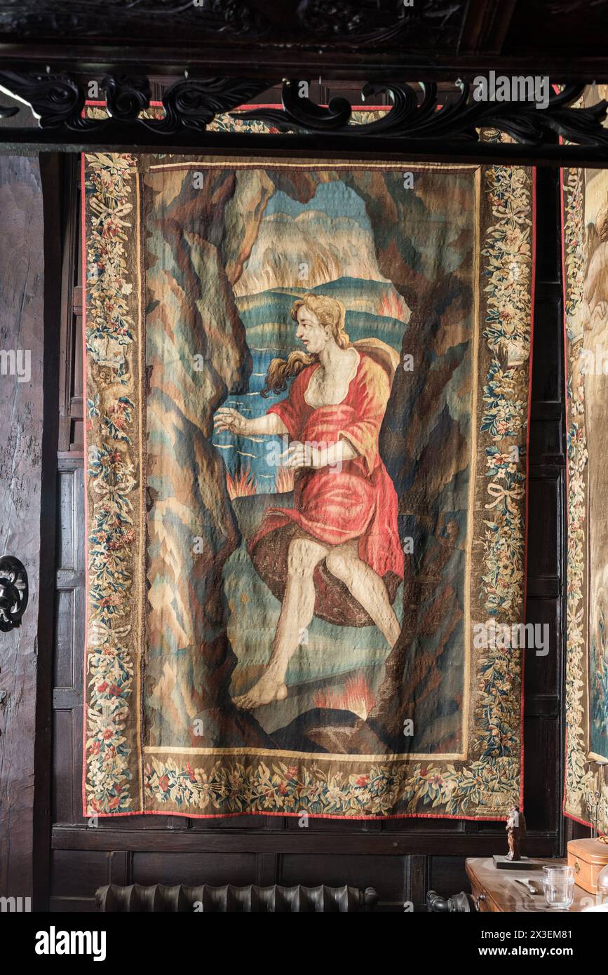 Tapisserie accrochée au Speke Hall, Grade I Listed National Trust Tudor Manor House, Liverpool, Angleterre, Royaume-Uni. Banque D'Images