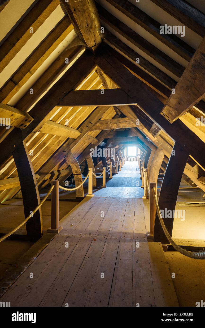 Espace de toit avec poutres apparentes dans Speke Hall, Grade I classé National Trust Tudor Manor House, Liverpool, Angleterre, Royaume-Uni. Banque D'Images