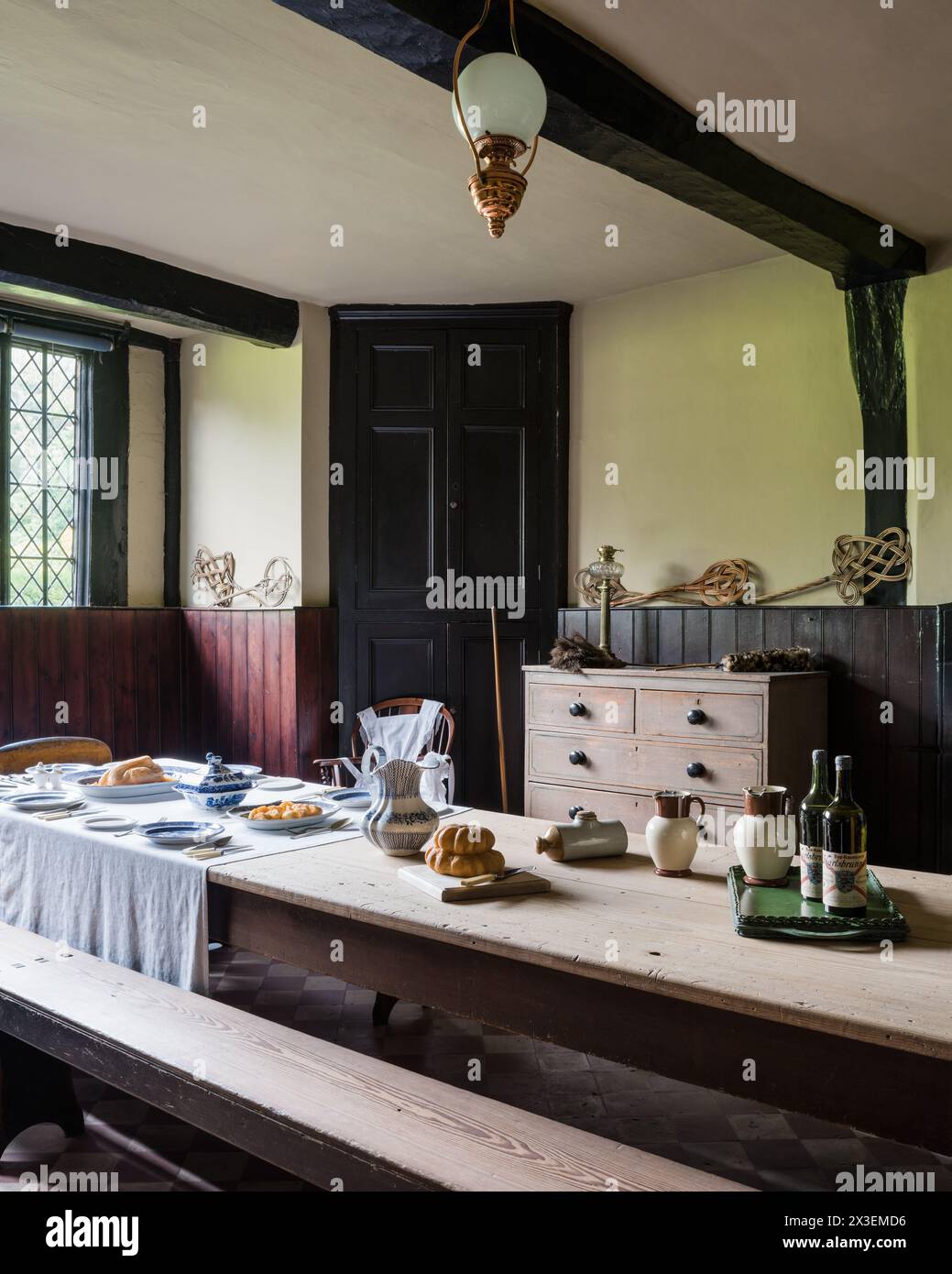 Plateau de boissons sur une table en bois dans Speke Hall, Grade I classé National Trust Tudor Manor House, Liverpool, Angleterre, Royaume-Uni. Banque D'Images