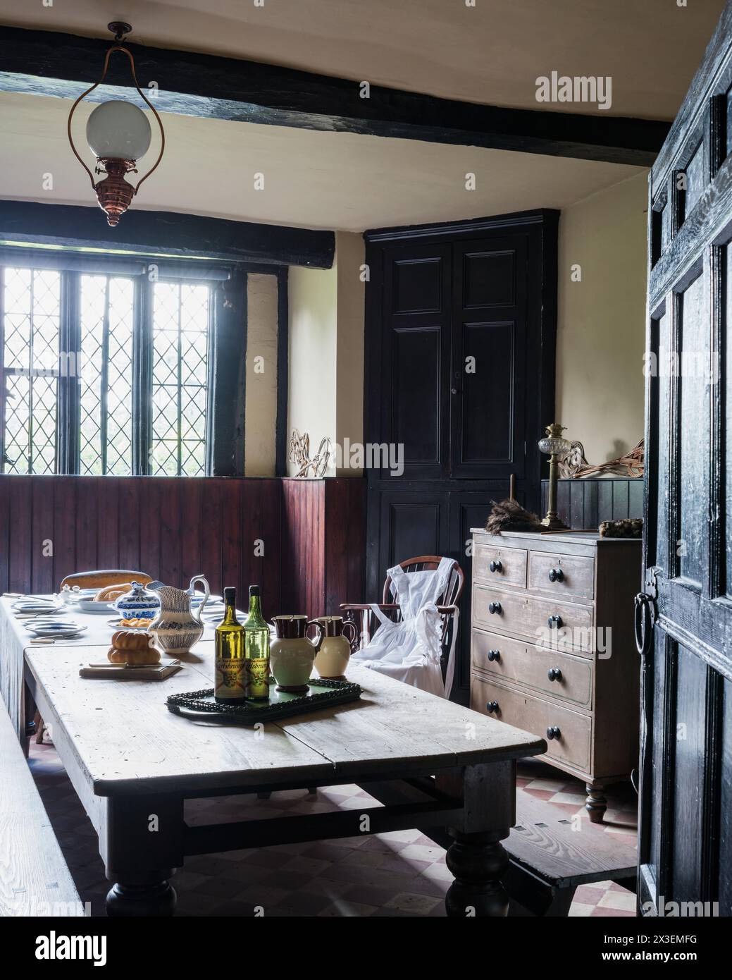 Cruches sur table en bois dans Speke Hall, Grade I listé National Trust Tudor Manor House, Liverpool, Angleterre, Royaume-Uni. Banque D'Images