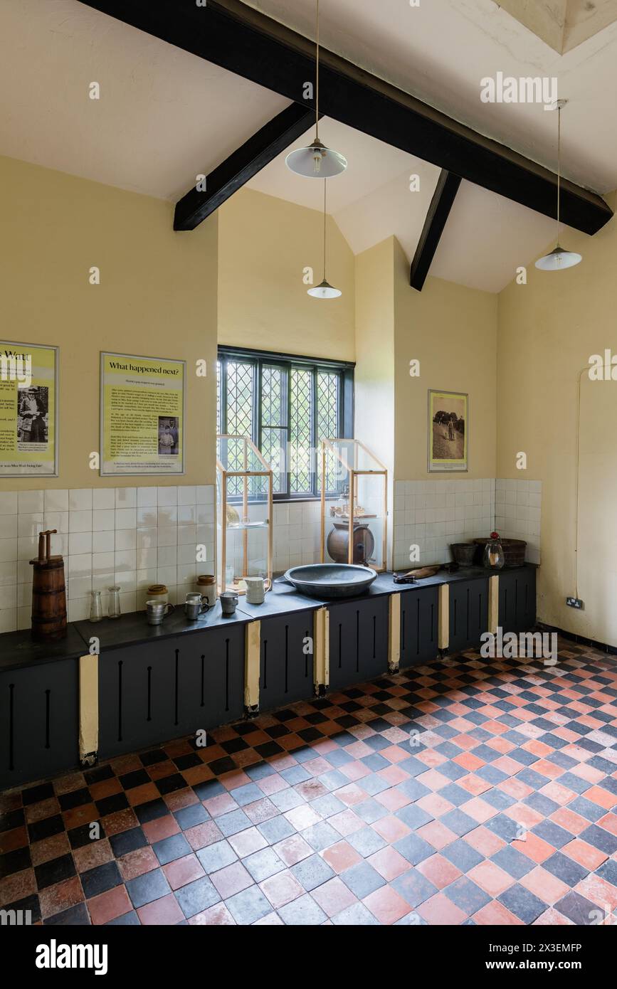 Sol carrelé en terre cuite dans Speke Hall, Grade I classé National Trust Tudor Manor House, Liverpool, Angleterre, Royaume-Uni. Banque D'Images