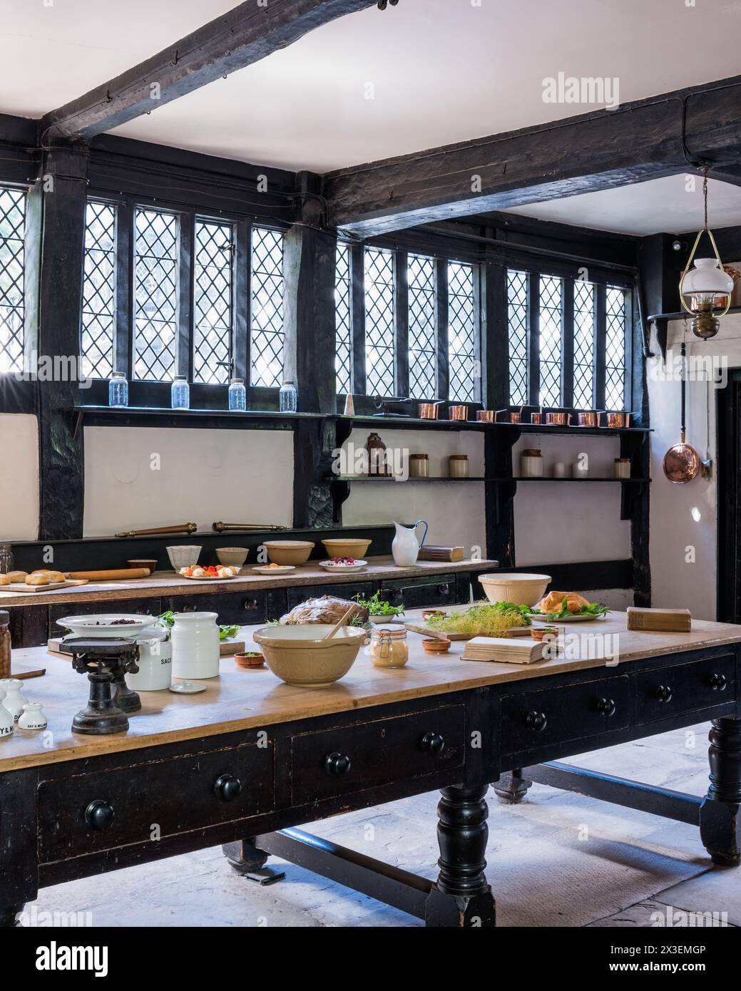 Ingrédients sur la table de cuisine dans Speke Hall, Grade I listé National Trust Tudor Manor House, Liverpool, Angleterre, Royaume-Uni. Banque D'Images
