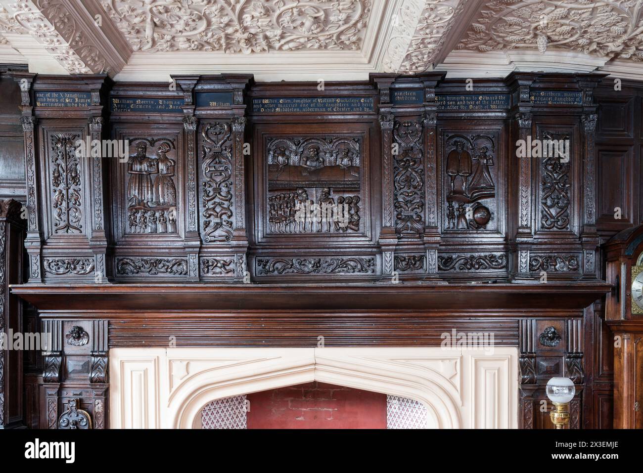 Linteau en bois sculpté à Speke Hall, Grade I Listed National Trust Tudor Manor House, Liverpool, Angleterre, Royaume-Uni. Banque D'Images