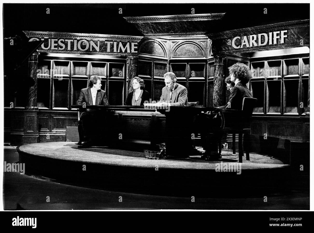 PETER SISSONS, RÉPÉTITIONS, HEURE DES QUESTIONS, 1993 : des étudiants en journalisme se présentent aux panélistes avec Peter Sissons lors des répétitions pour l'enregistrement de l'heure des questions aux Culverhouse Cross ITV Studios à Cardiff, pays de Galles, le 18 mars 1993. Le panel pour l'émission était : Gordon Brown, John Harvey-Jones, David Hunt, Ieuan Wyn Jones. INFO : question Time, une émission télévisée d'actualité de la BBC, fournit une plate-forme pour le débat et la discussion politiques. Diffusé depuis 1979, il présente un panel de politiciens, de journalistes et de personnalités publiques qui s’engagent dans des échanges animés sur des questions d’actualité auxquelles la nation est confrontée. Banque D'Images