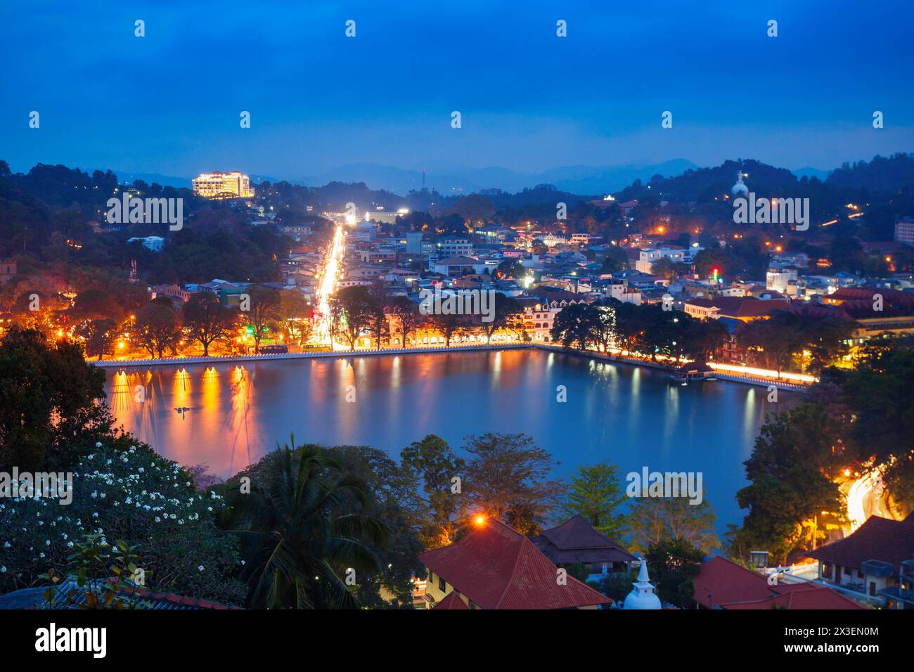 Lac de Kandy et vue panoramique aérienne de la ville de Kandy depuis le point de vue de la ville de Kandy, au Sri Lanka Banque D'Images