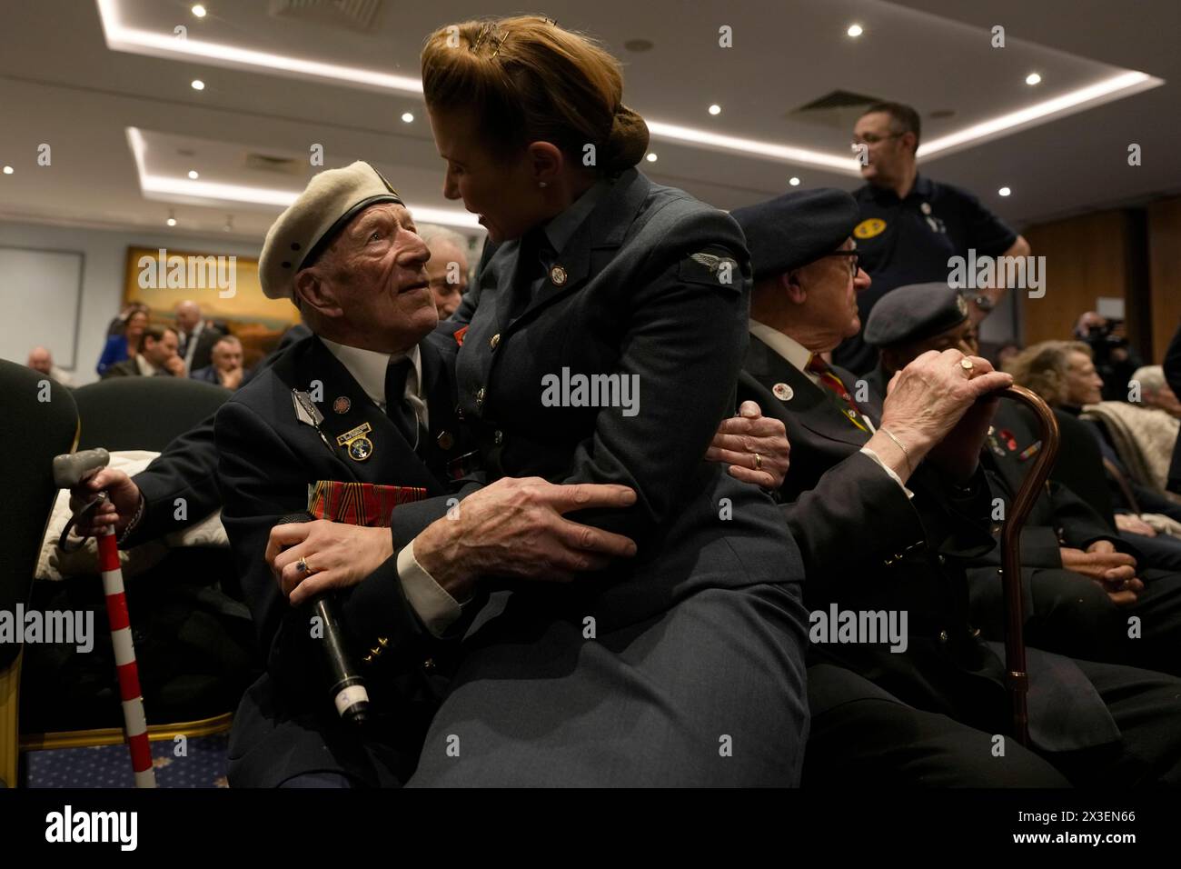 British Normandy veteran Alec Penstone, former Royal Navy, takes part in an event with other veterans to launch D-Day 80, join in and dance to songs from WWII, in London, Friday, April 26, 2024. The event to launch D-Day 80, featured 9 British armed forces veterans who were involved with D-day 6th June 1944, and hey intend to journey to France and take part in the commemorations in Normandy in June. (AP Photo/Alastair Grant) Banque D'Images