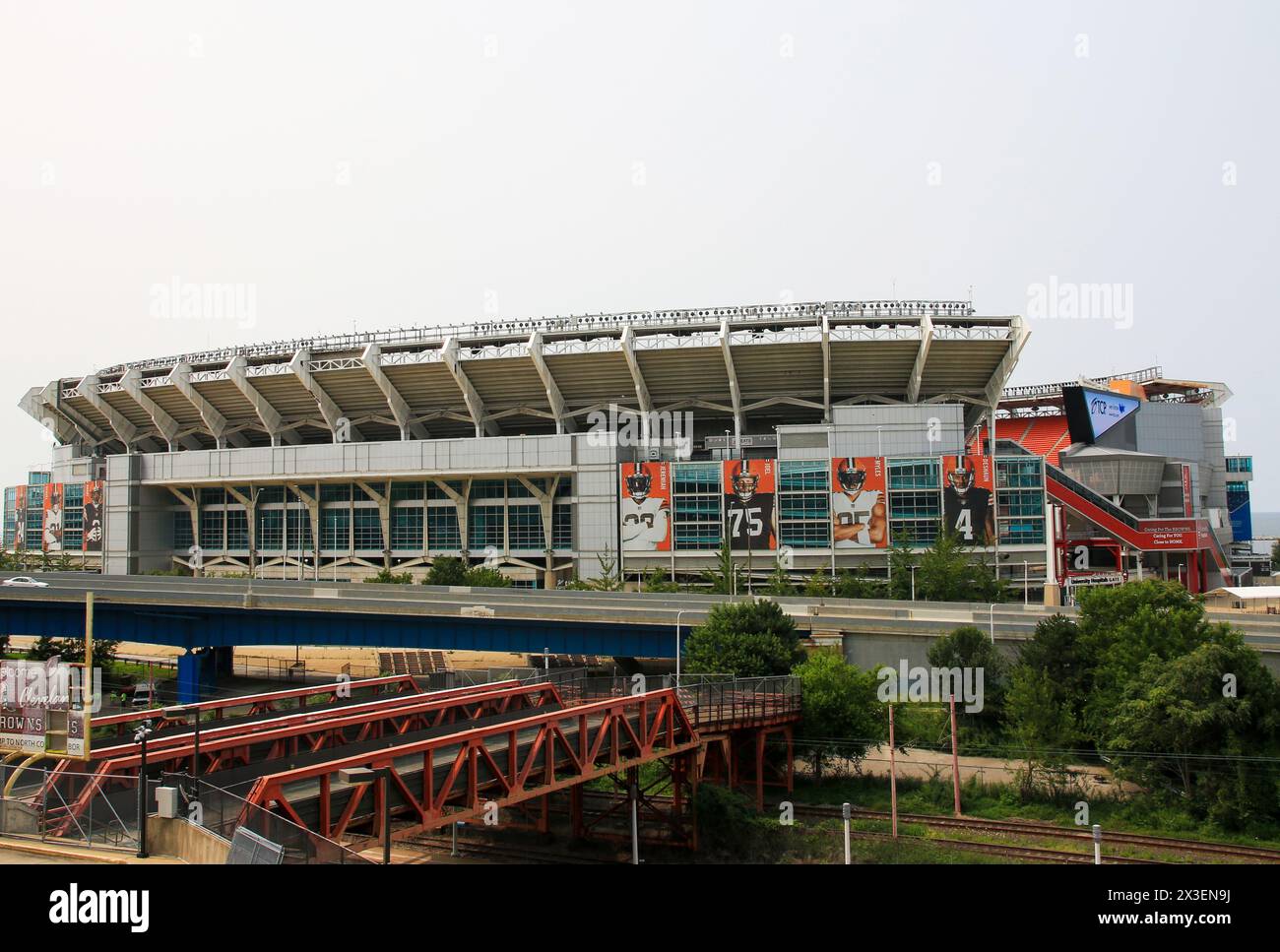 cleveland, Ohio, États-Unis - 2 août 2023 : un stade avec un pont le traversant, reliant deux côtés de la structure. Le pont fournit un accès fo Banque D'Images