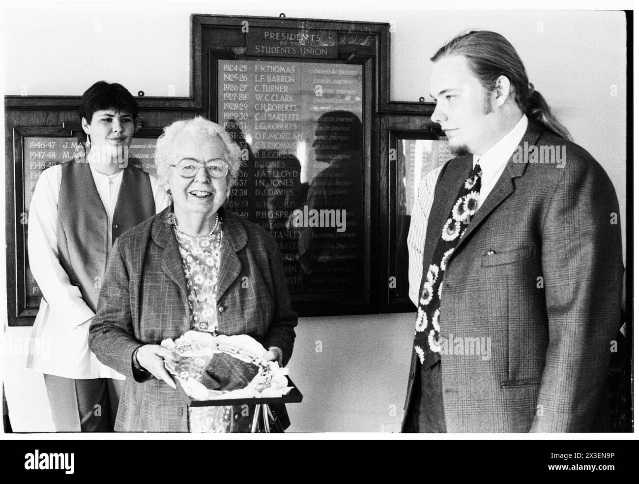 BARONNE WHITE, POLITICIENNE PIONNIÈRE, 1995 : femme politique pionnière du Parti travailliste Eirene White, baronne White (1909-1999) photographiée lors d'une cérémonie de remise des prix à vie au Syndicat des étudiants de l'Université de Cardiff le 7 juin 1995. Photo : Rob Watkins. INFO : la baronne Eirene White, une politicienne travailliste britannique née en 1909 était une figure éminente de la politique galloise et britannique d'après-guerre. En tant que députée pendant 20 ans (1950-1970) et plus tard en tant que pair à vie, elle défend des causes progressistes, en particulier le bien-être social et les droits des femmes, laissant un impact durable sur la société britannique. Banque D'Images