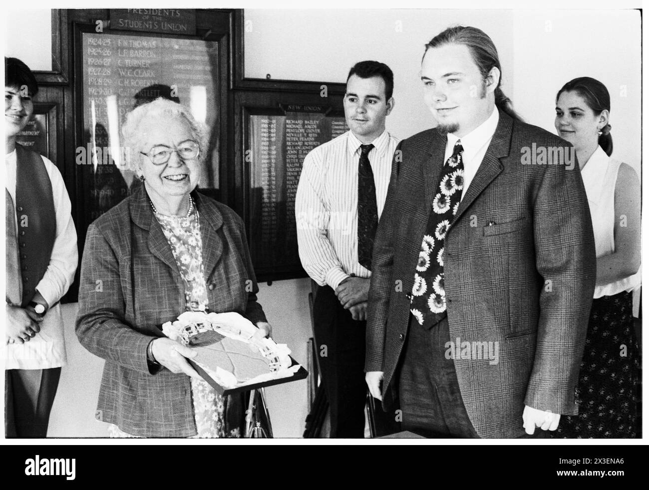BARONNE WHITE, POLITICIENNE PIONNIÈRE, 1995 : femme politique pionnière du Parti travailliste Eirene White, baronne White (1909-1999) photographiée lors d'une cérémonie de remise des prix à vie au Syndicat des étudiants de l'Université de Cardiff le 7 juin 1995. Photo : Rob Watkins. INFO : la baronne Eirene White, une politicienne travailliste britannique née en 1909 était une figure éminente de la politique galloise et britannique d'après-guerre. En tant que députée pendant 20 ans (1950-1970) et plus tard en tant que pair à vie, elle défend des causes progressistes, en particulier le bien-être social et les droits des femmes, laissant un impact durable sur la société britannique. Banque D'Images