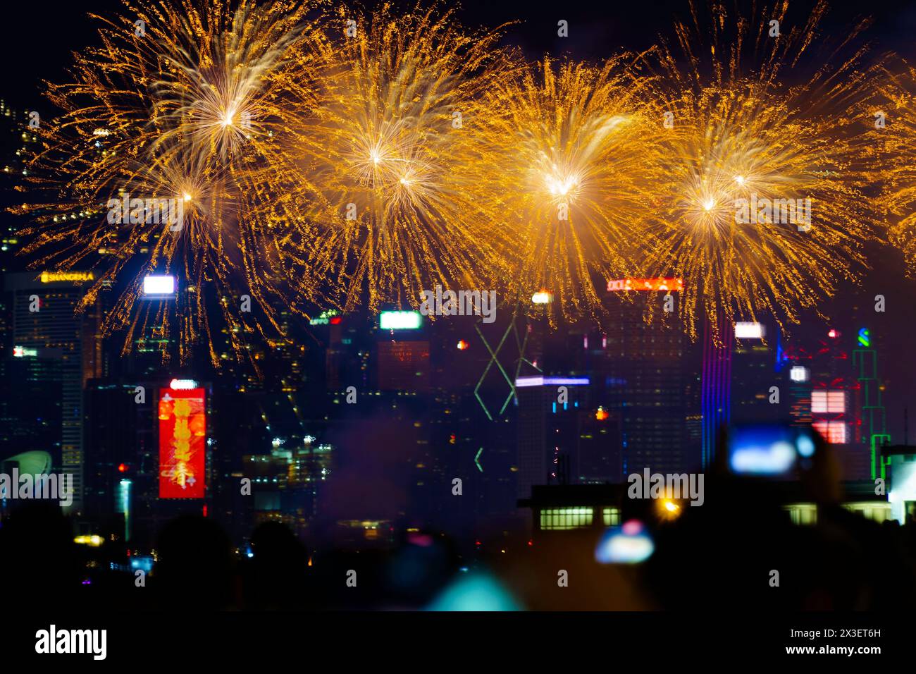 Feu d'artifice sur le réveillon du nouvel an chinois à Hong Kong, Chine avec des gratte-ciel en arrière-plan Banque D'Images