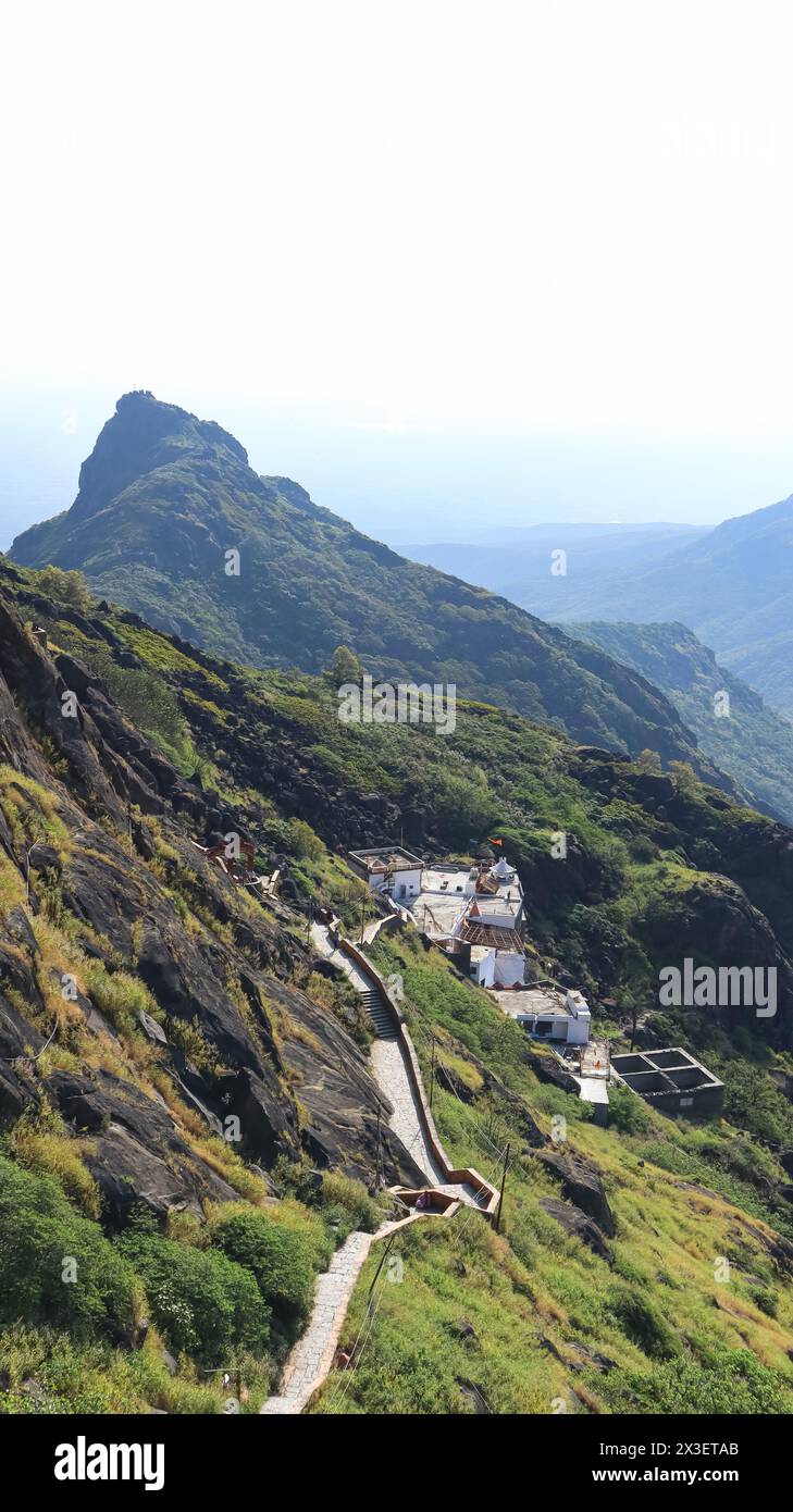 Belle vue des collines Girnar et Shri Guru Dattatraya Temple, Girnar, Junagarh, Gujarat, Inde. Pèlerinage jaïn. Banque D'Images